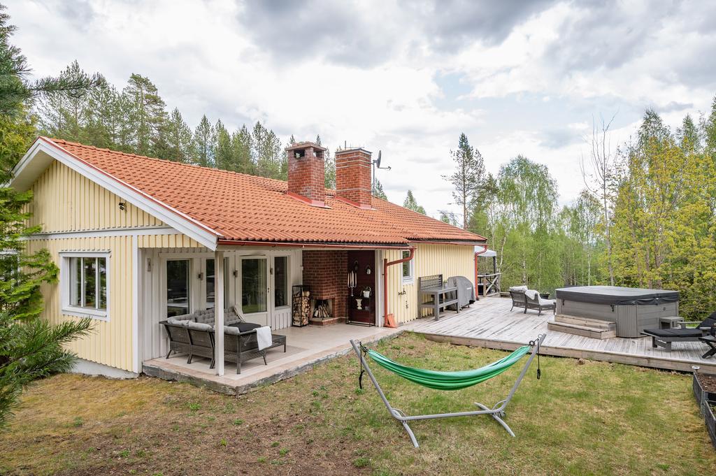 Stenbelagd uteplats och altan