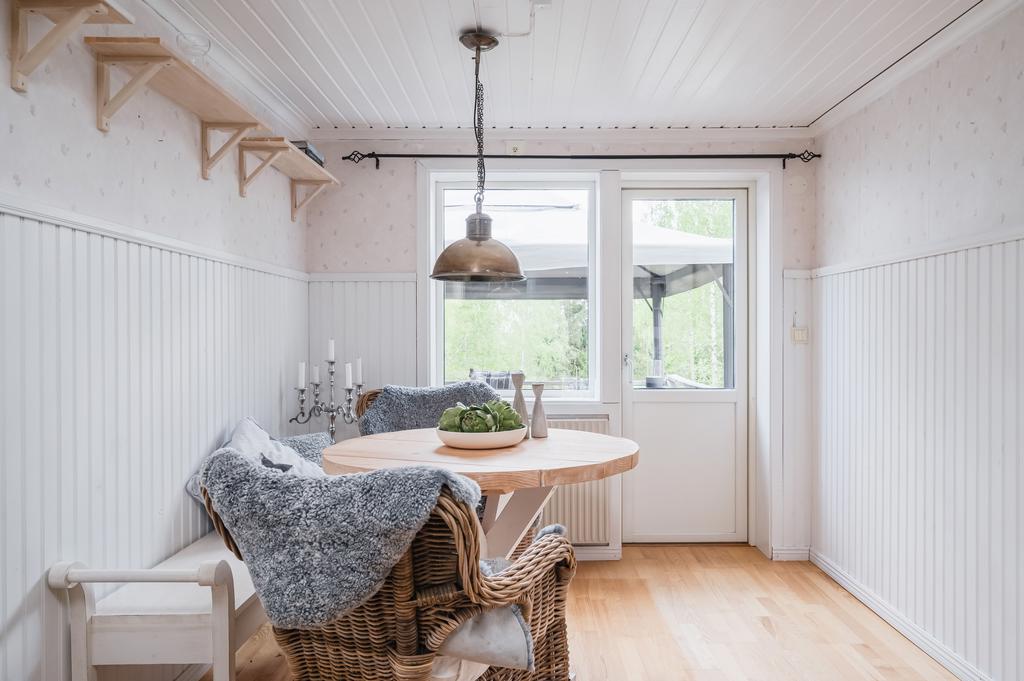 Matplats med utgång till altanen
