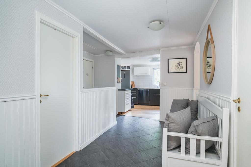 Vy från hallen mot köket
