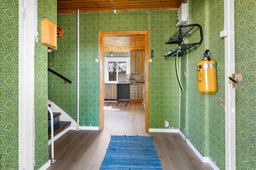 Entré in i hall med trapp till ÖV och källaren