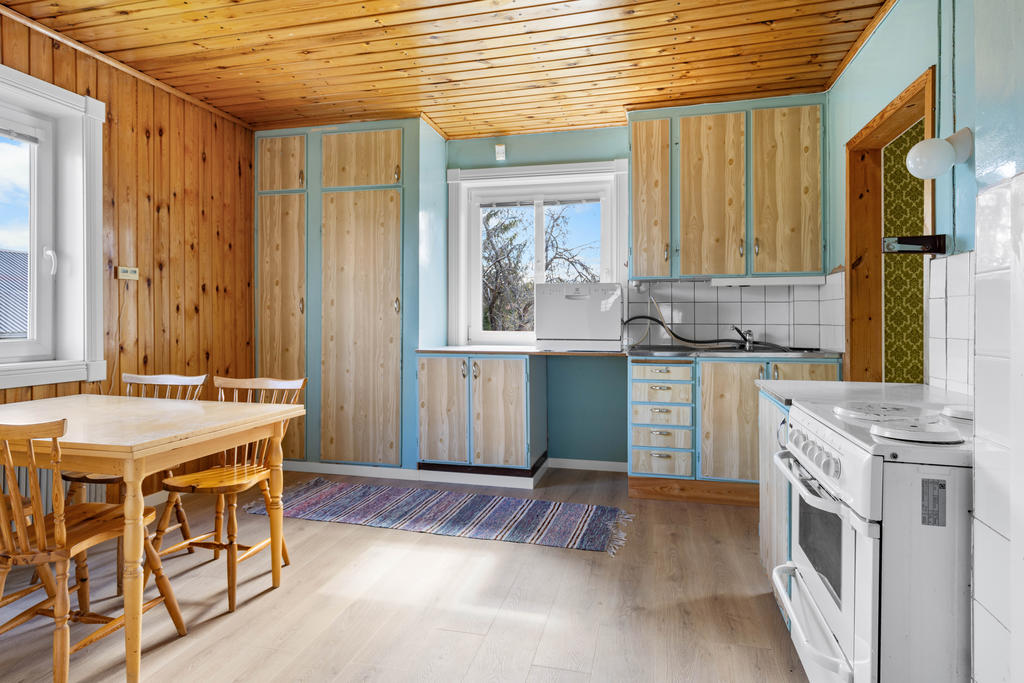 Kök med plats för matbord