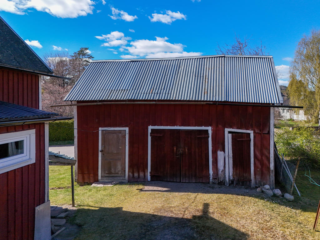 Uthusbyggnad med förråd, garage och loft