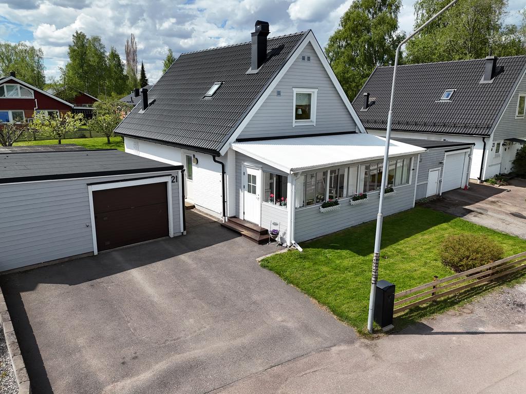 Här finns en stor inglasad altan på framsida samt en större altan på baksidan. Både hus och garage har genomgått takbyte på senare år. 