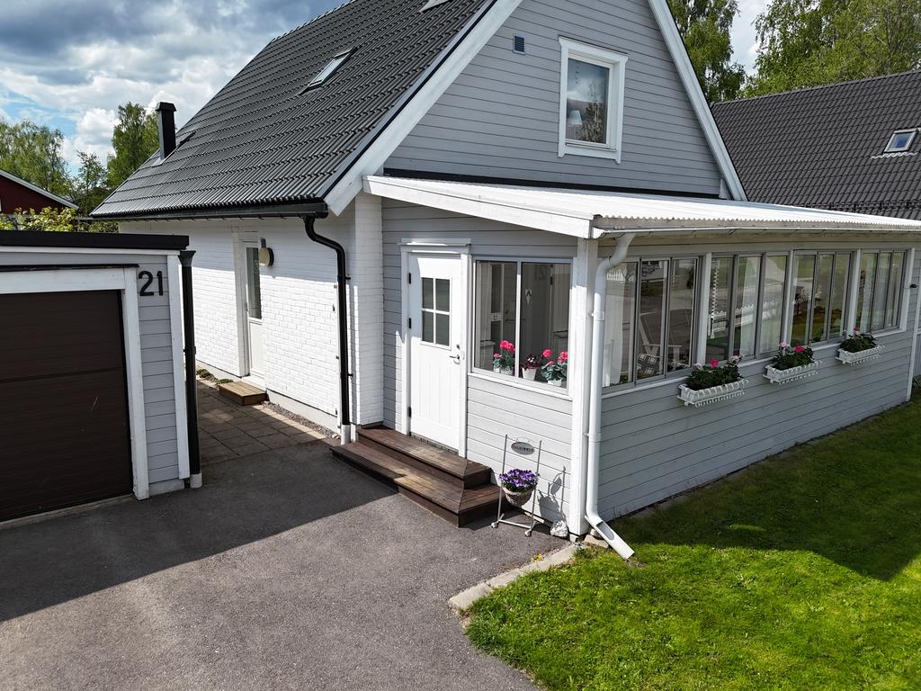 Välkomnande entré. Huset ligger på en lugn återvändsgata. 