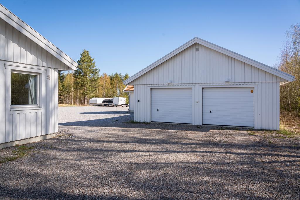 Dubbelgarage/maskinhall och gott om uppställningsytor