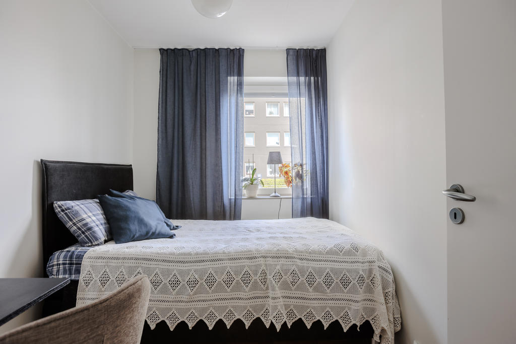 Plats för både säng och skrivbord