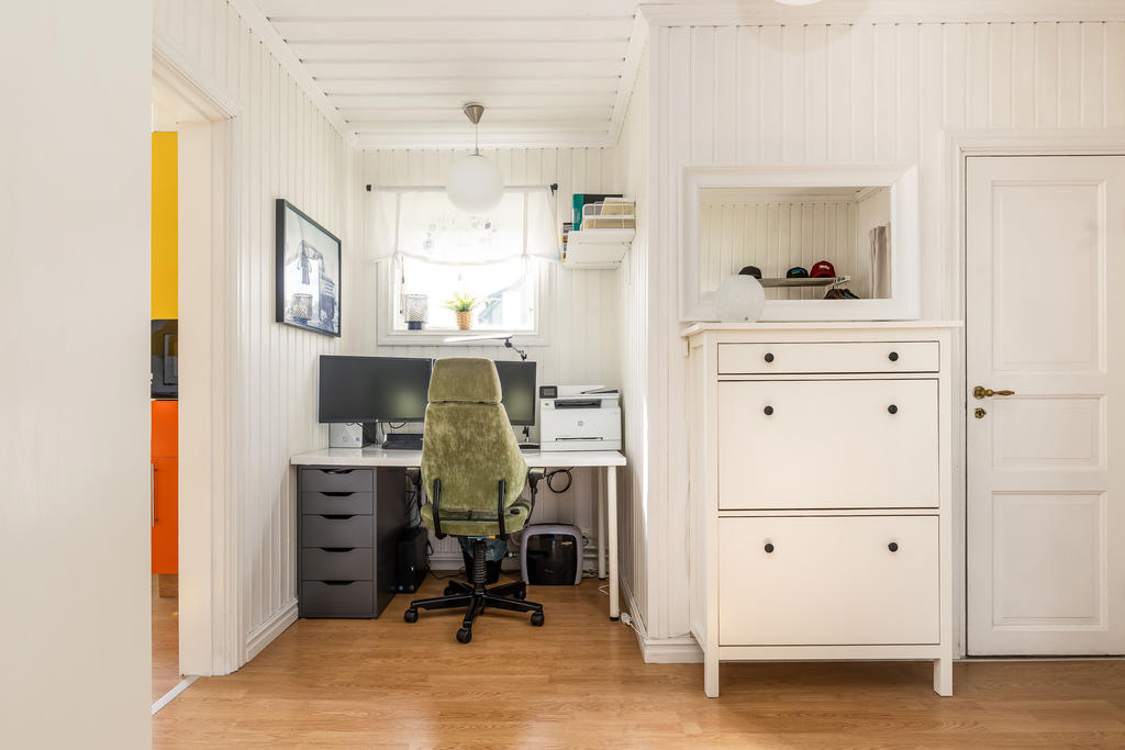 Rymlig hall med kontorsplats