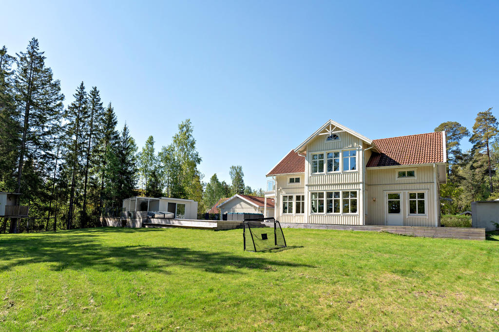 Stor gräsmatta på hustes baksida