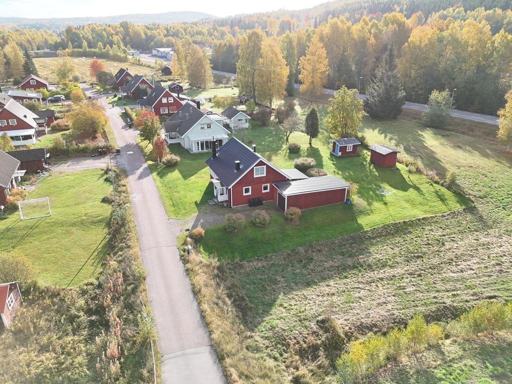 Villan har ett vidbyggt garage, gäststuga och vedbod på tomten