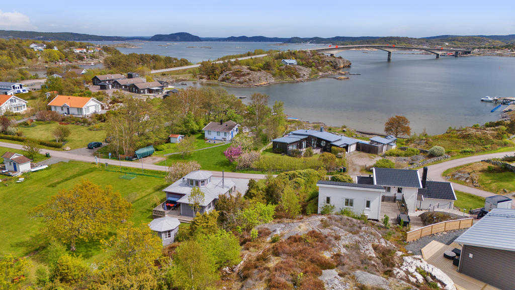 Promenadavstånd till bad, båthamn och restaurangen på Rökan