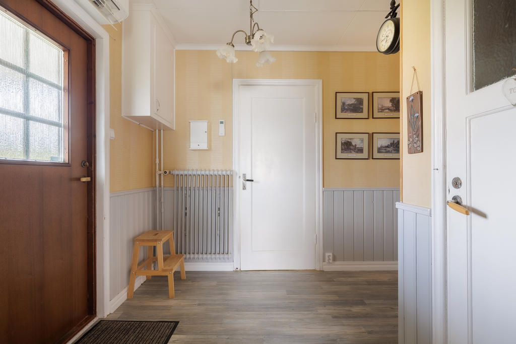 Hall med plats för klädavhängning