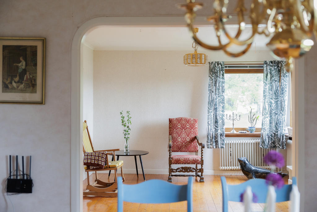 Villan bjuder på en hemtrevlig känsla med stora rum och gott om plats för hela familjen att samlas