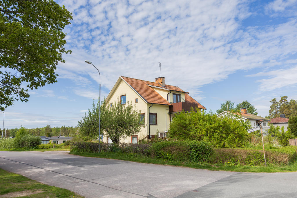 Nu erbjuds en charmig och rymlig villa i omtyckt villakvarter i Överum! 