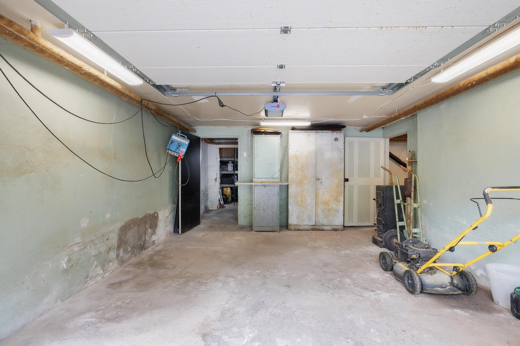 GARAGE med motordriven garageport (-21)