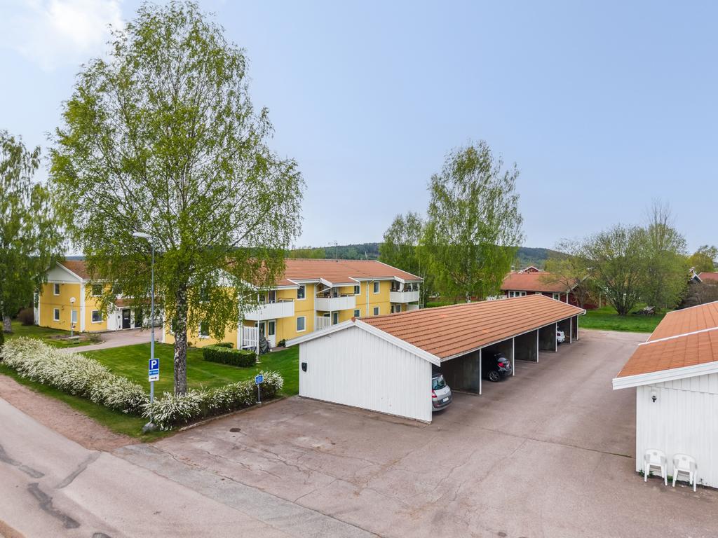 Carportlänga med bilplats och förråd till varje lägenhet