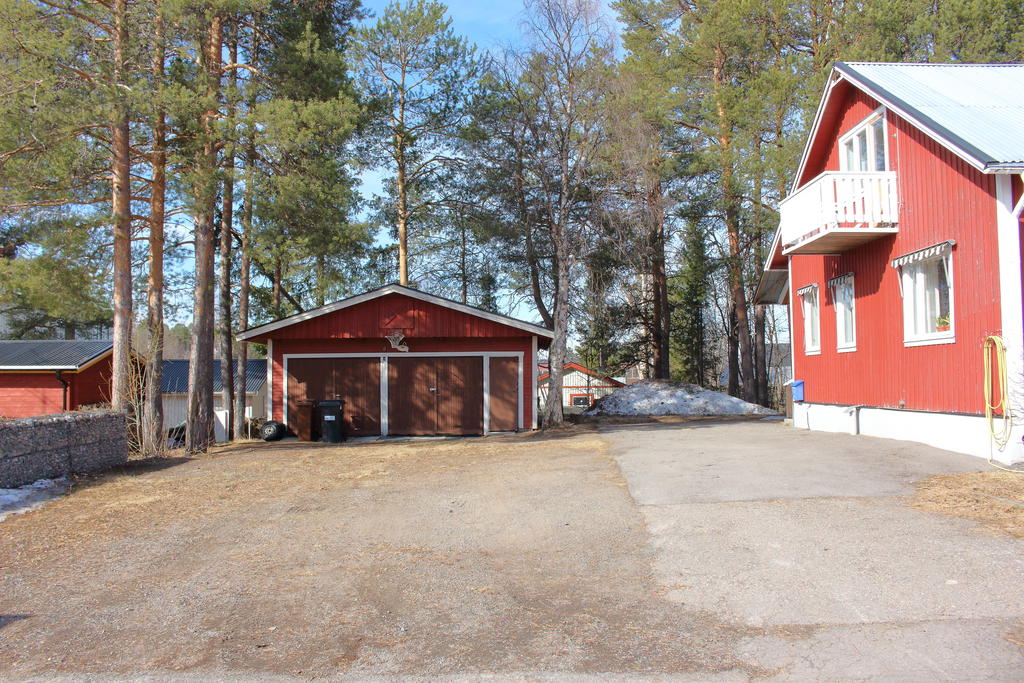 Bred uppfart och dubbelgarage