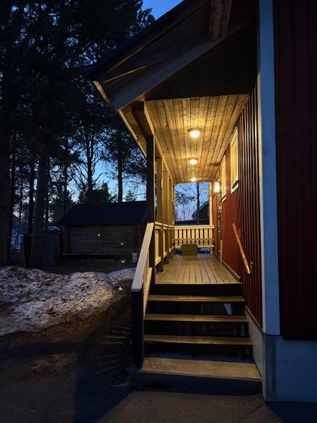 Kvällstid med utebelysning