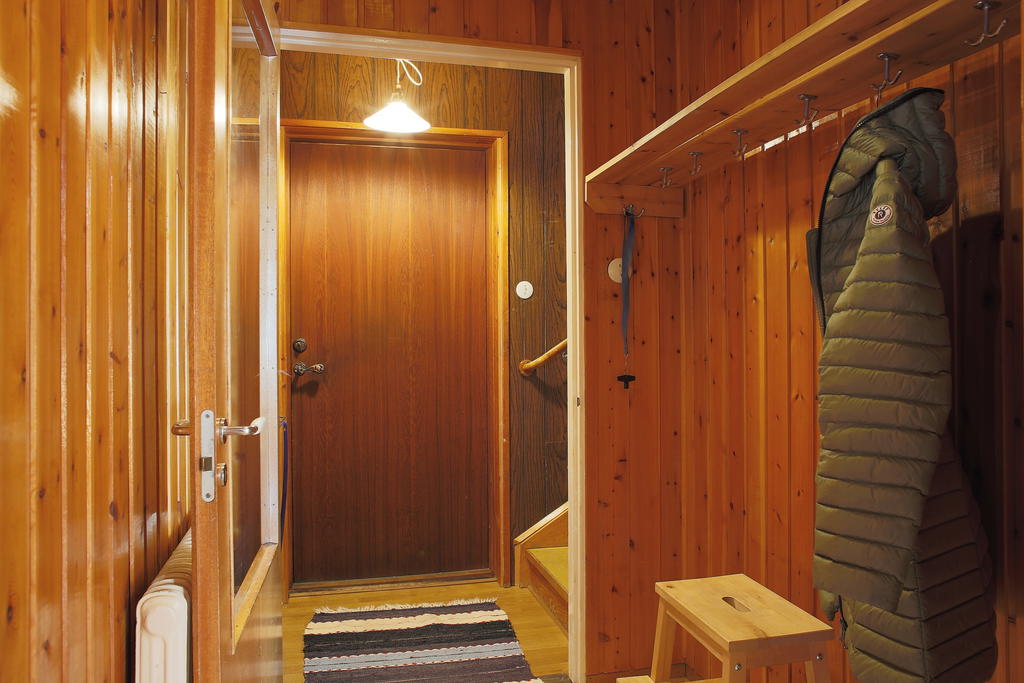 Ingång till hall, trappa till övre plan nås här