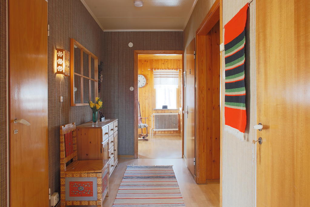 Hall med vy mot köket