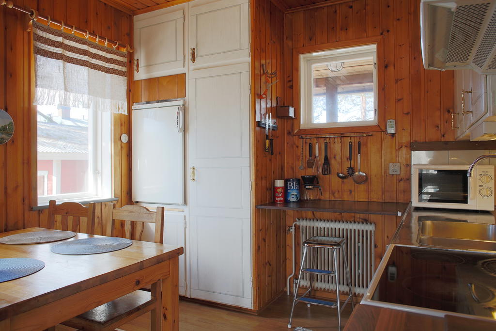 Kylskåp i köket. Frys finns i ena sovrummet och i källaren