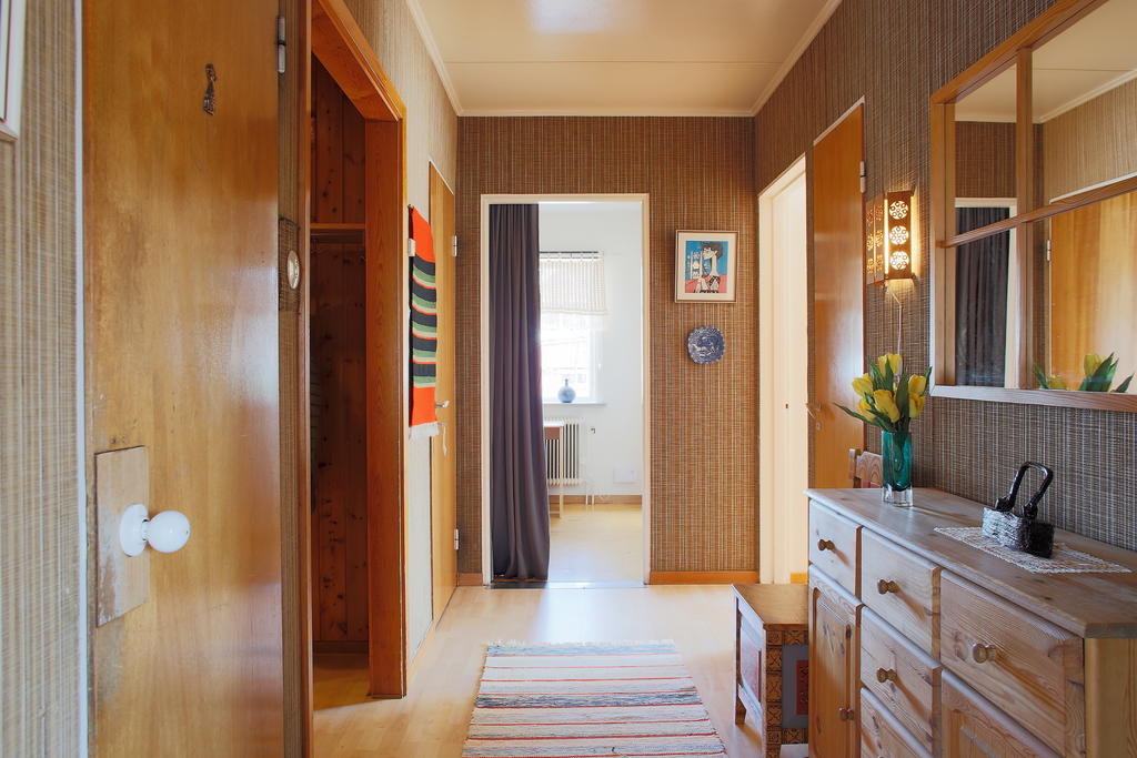 Hall med vy mot sovrummen på entréplan