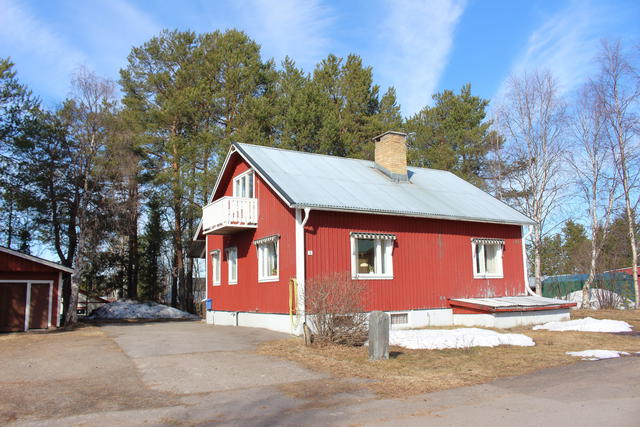 Lainiogatan 3, ett friliggande rymligt hus med dubbelgarage i Vittangi