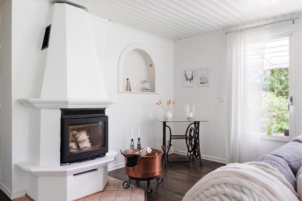 Så vacker och mysig kamin.