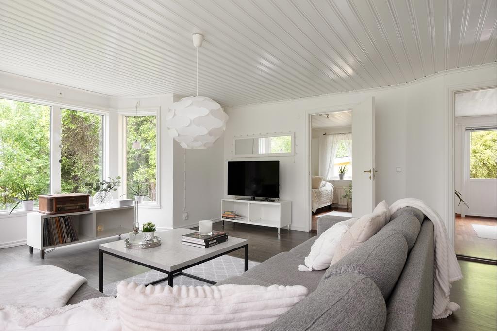 Från vardagsrummet når du två av huset tre sovrum.