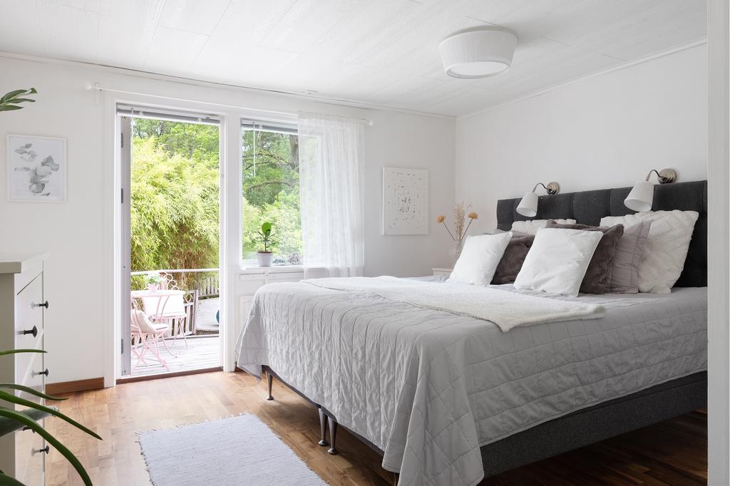 Master bedroom med access ut till altanen på baksidan.