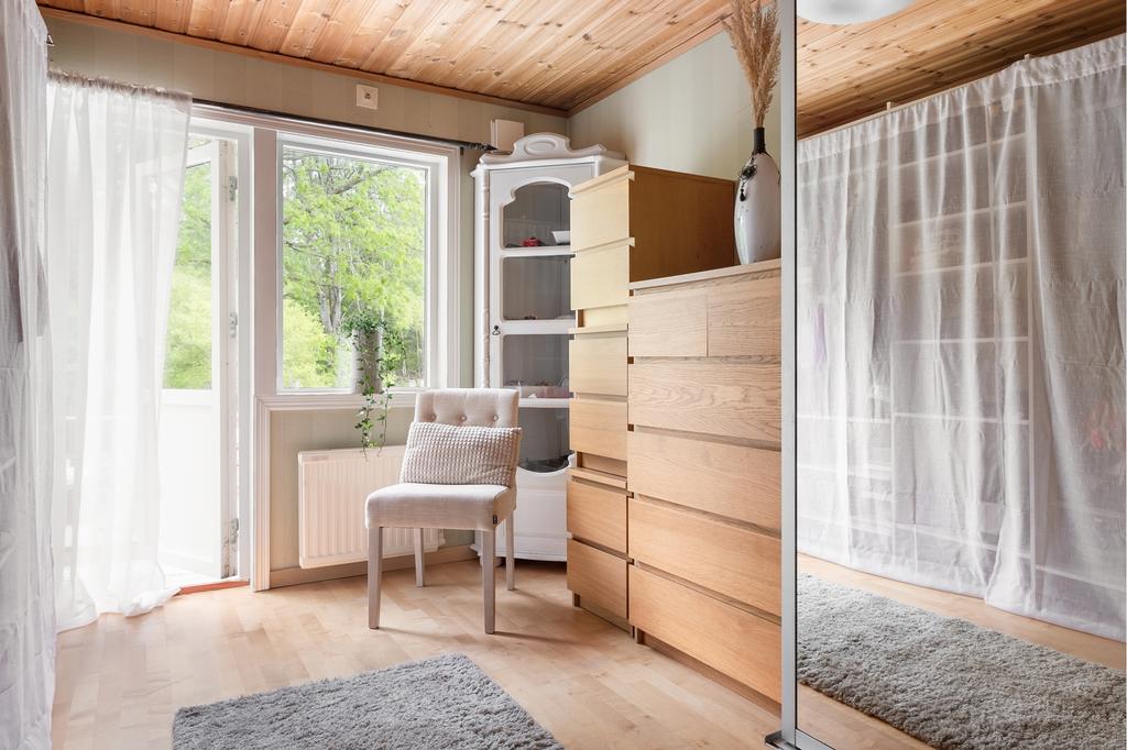Det tredje sovrummet används idag som förvaring/ walk-in closet. Här styr behovet rummets karaktär.