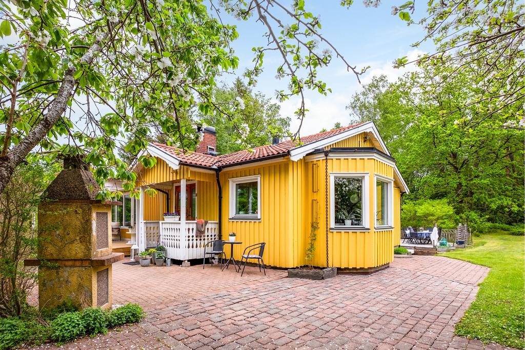 Praktiskt stenbelagd yta runt huset.