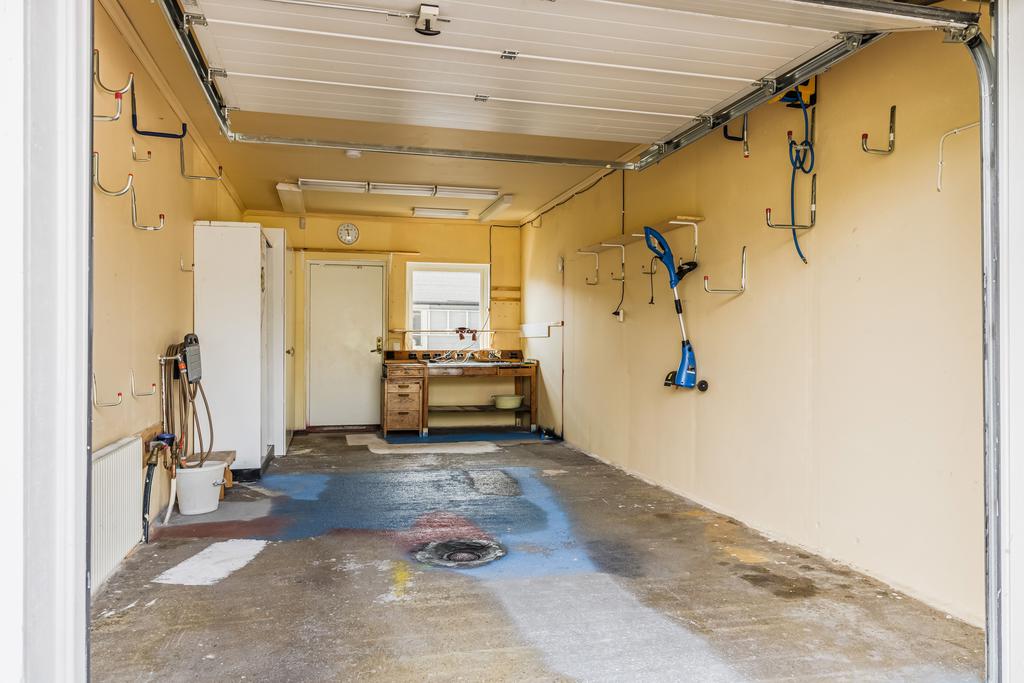 Garage med utgång till baksidan