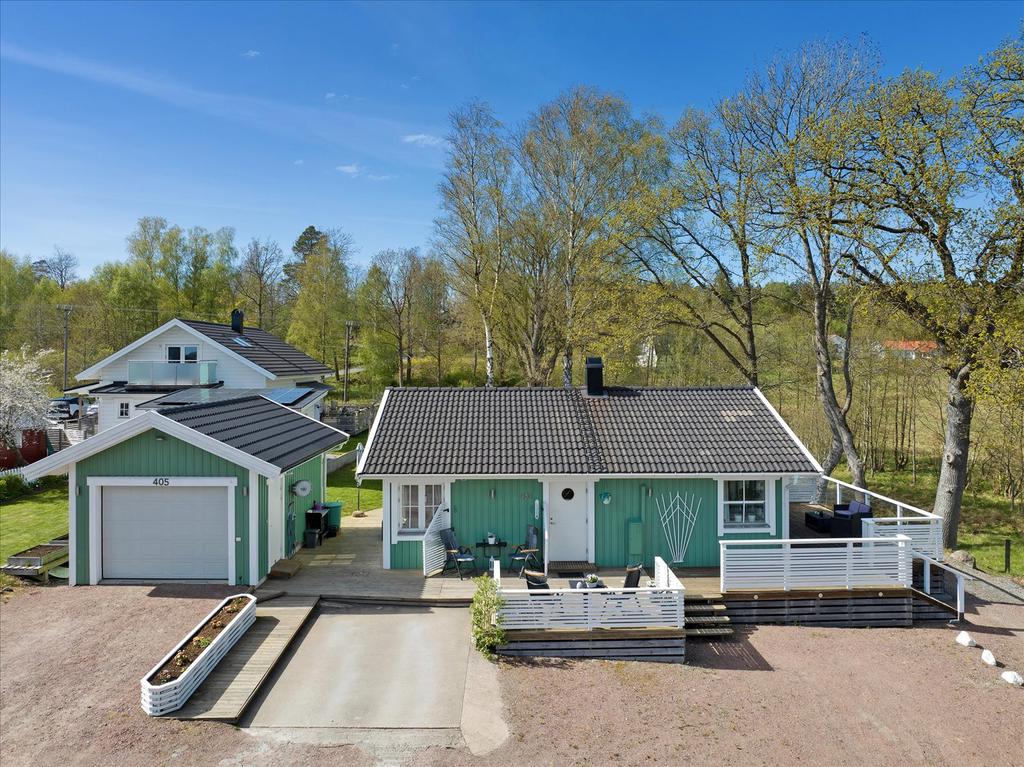 Skönt med garage och plats för flera bilar på tomten.