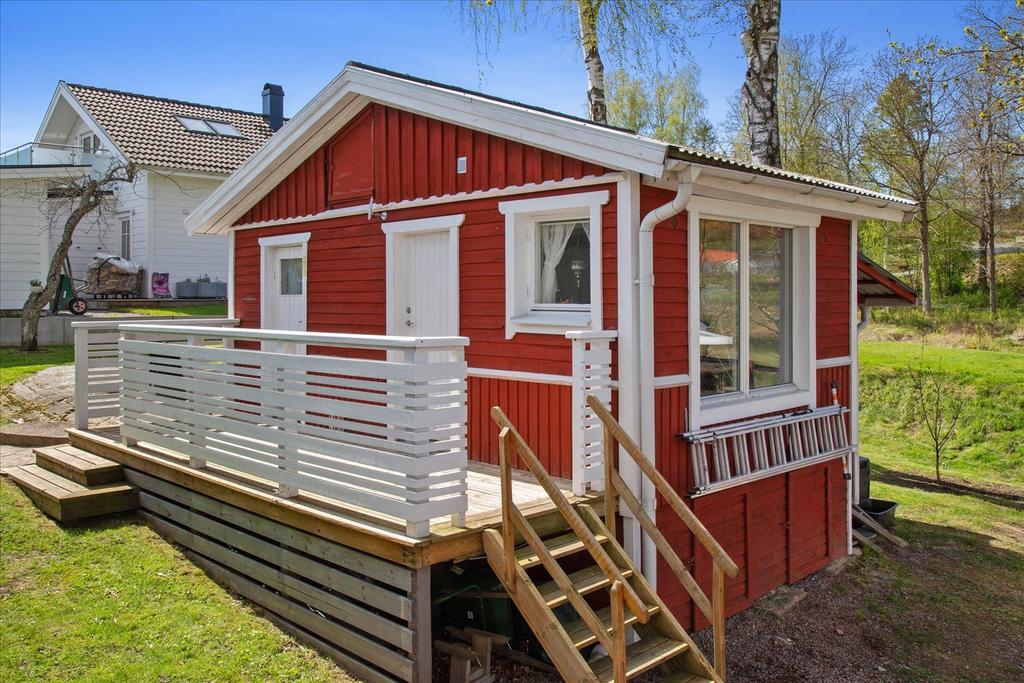 Gäststuga finns när gästerna kommer på besök! Eller varför inte för tonåringen - ett eget krypin!