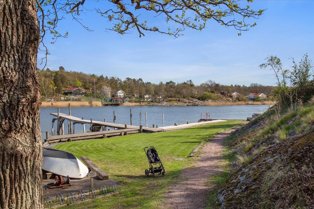 Gemensam badbrygga i området.