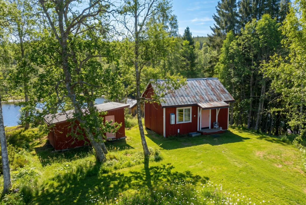 Mysig stuga med stort förråd.