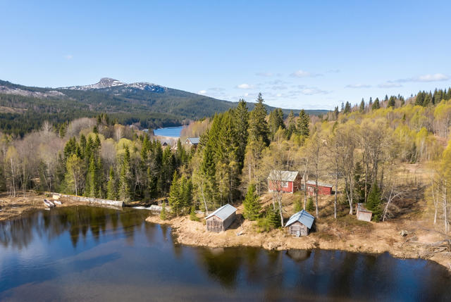 Fritidshus med fantastiskt läge vid sjö och fjäll.