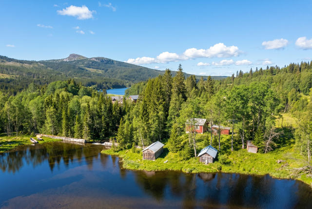 Fritidshus med fantastiskt läge vid sjö och fjäll.