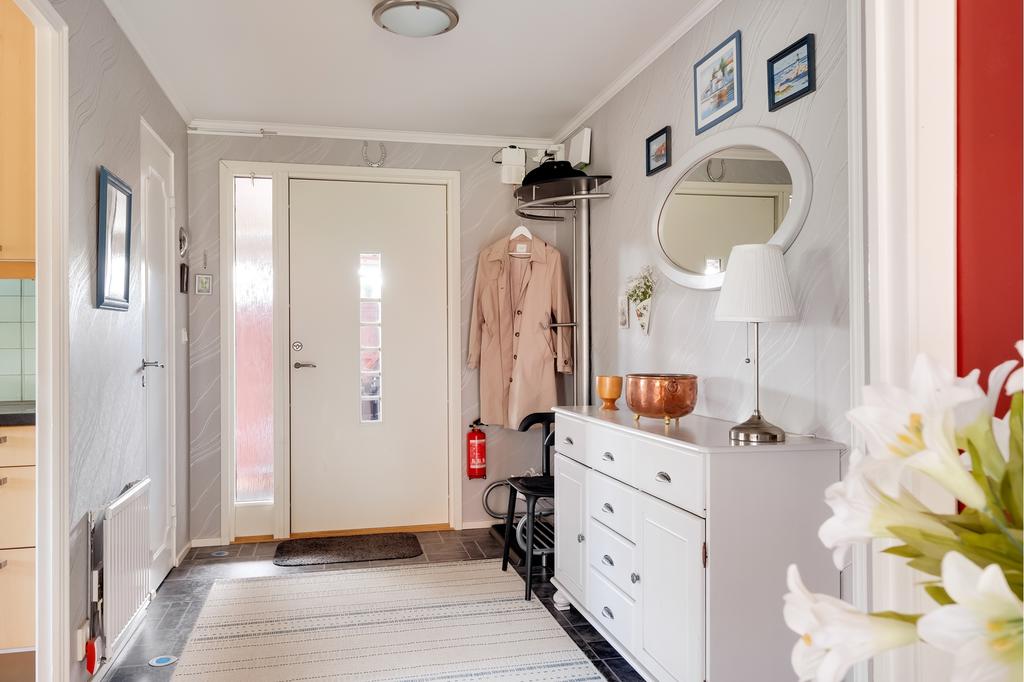 Rymlig hall med plats för möbel
