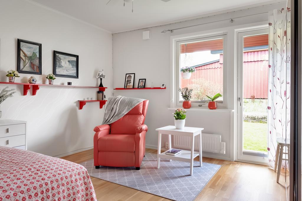 Sovrum 3 med utgång till trädgården