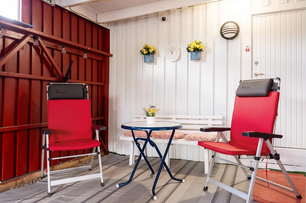 Även vid carporten kan man ha en bra uteplats. Här är ingång till förrådet/ verkstad
