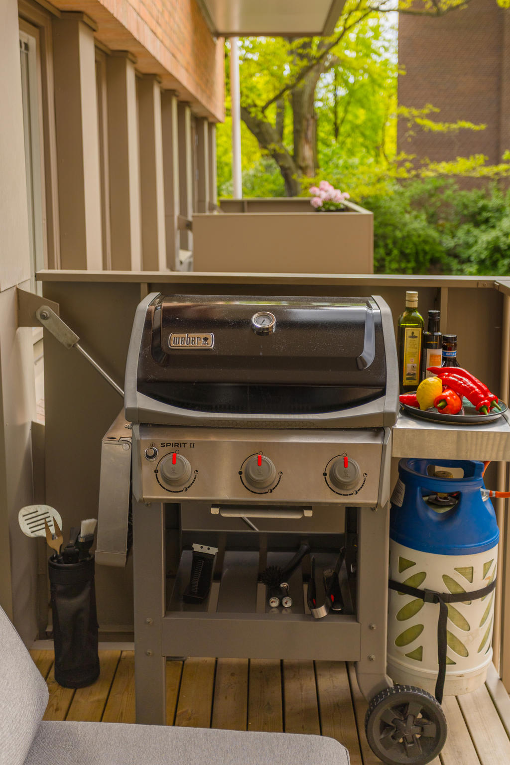 Njut av grill med el- eller gasol på balkongen