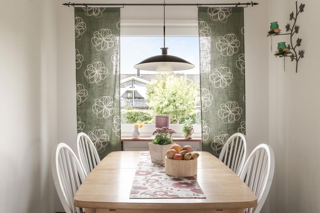 Här finns det plats för matbord vid fönstret