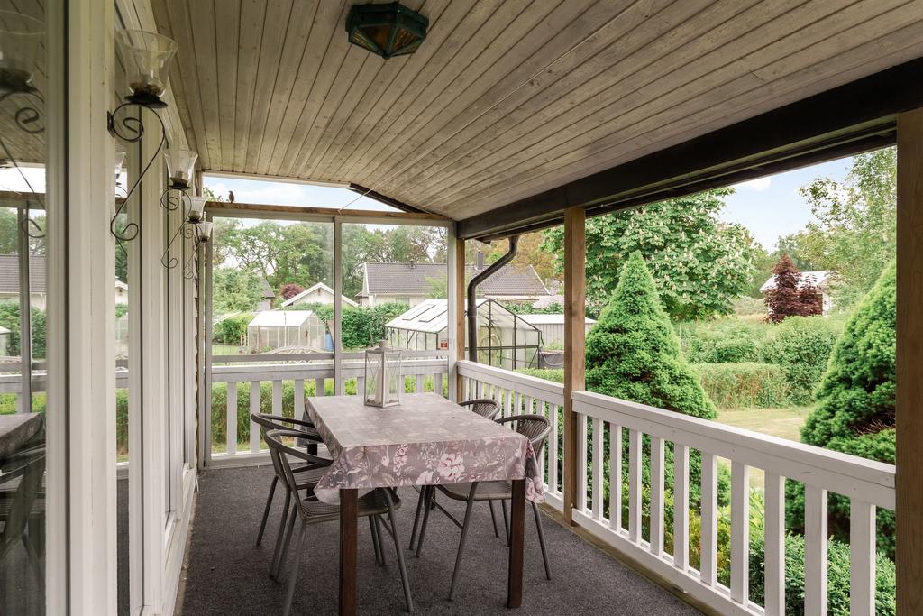 Från vardagsrummet nås verandan. Här kan ni njuta stora delar av året