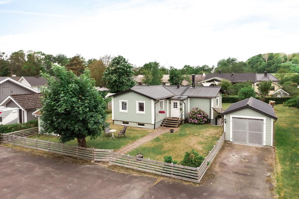 På fastigheten finns även ett fristående garage samt en friggebod