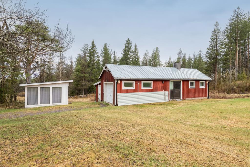 Gästhus och ladugård med enkelgarage