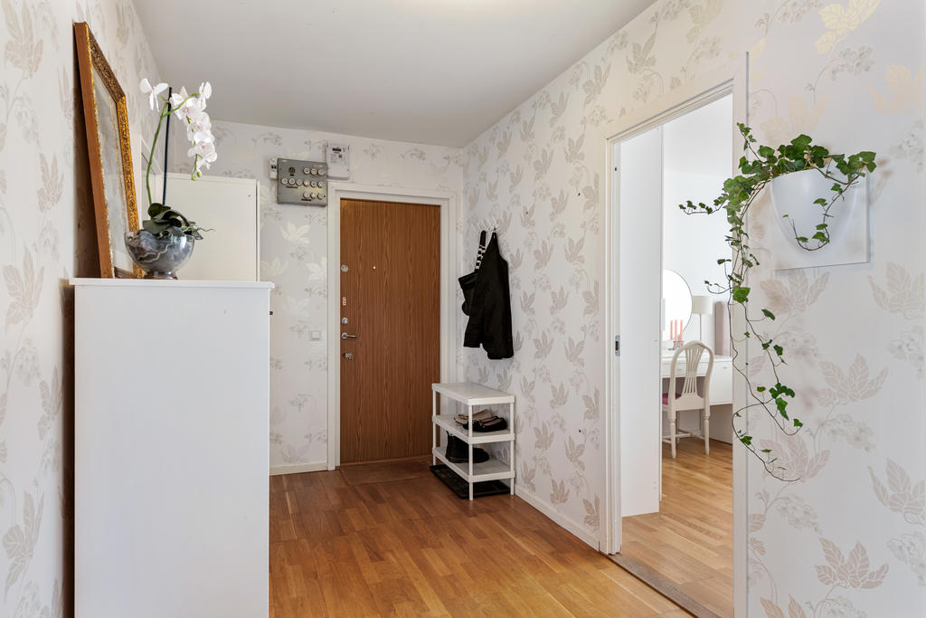 Stor och luftig hall med plats för ytterkläder och garderober. 