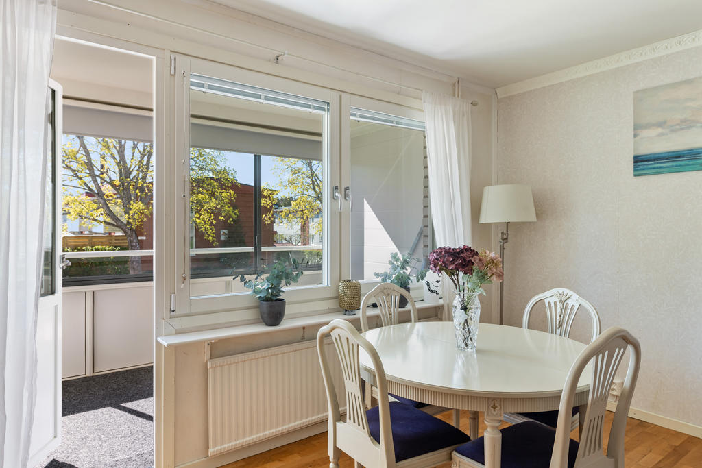 Generöst vardagsrum som ger möjlighet till extra matplats om så önskas. 