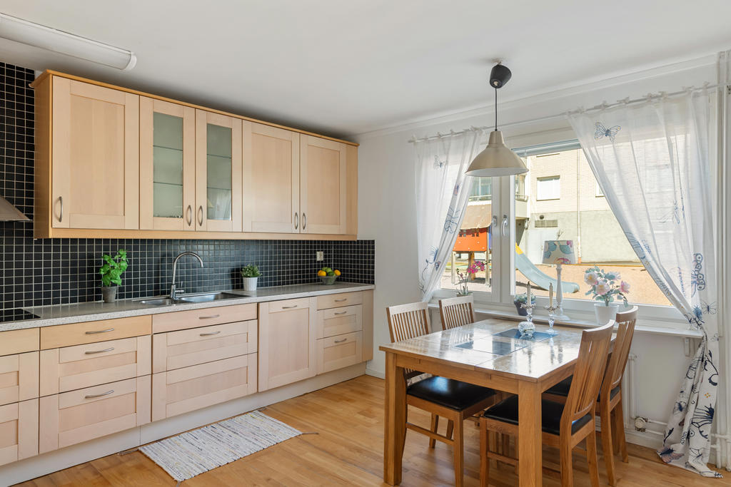 Plats för större matplats vid köksfönstret. 