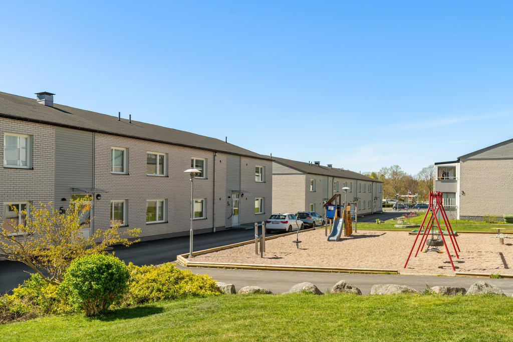Precis utanför porten finns innergård med grönytor och lekplats.